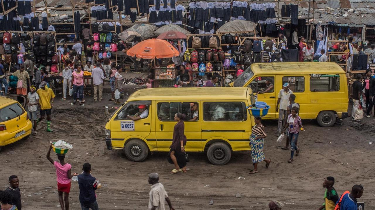 Menschen auf einem Markt in Kinshasa - Aus der Serie "Code K.I.N." 2018