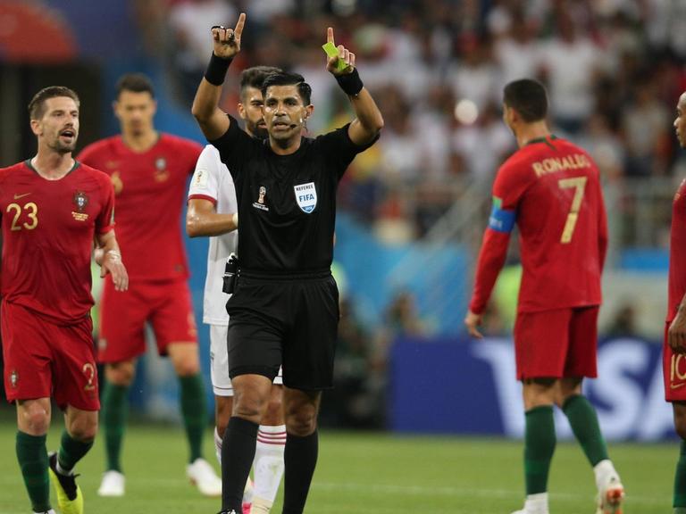 Fußball-WM in Russland: Schiedsrichter Caceres zeigt im Spiel Iran gegen Portugal in Saransk das Symbol für den Videobeweis an.