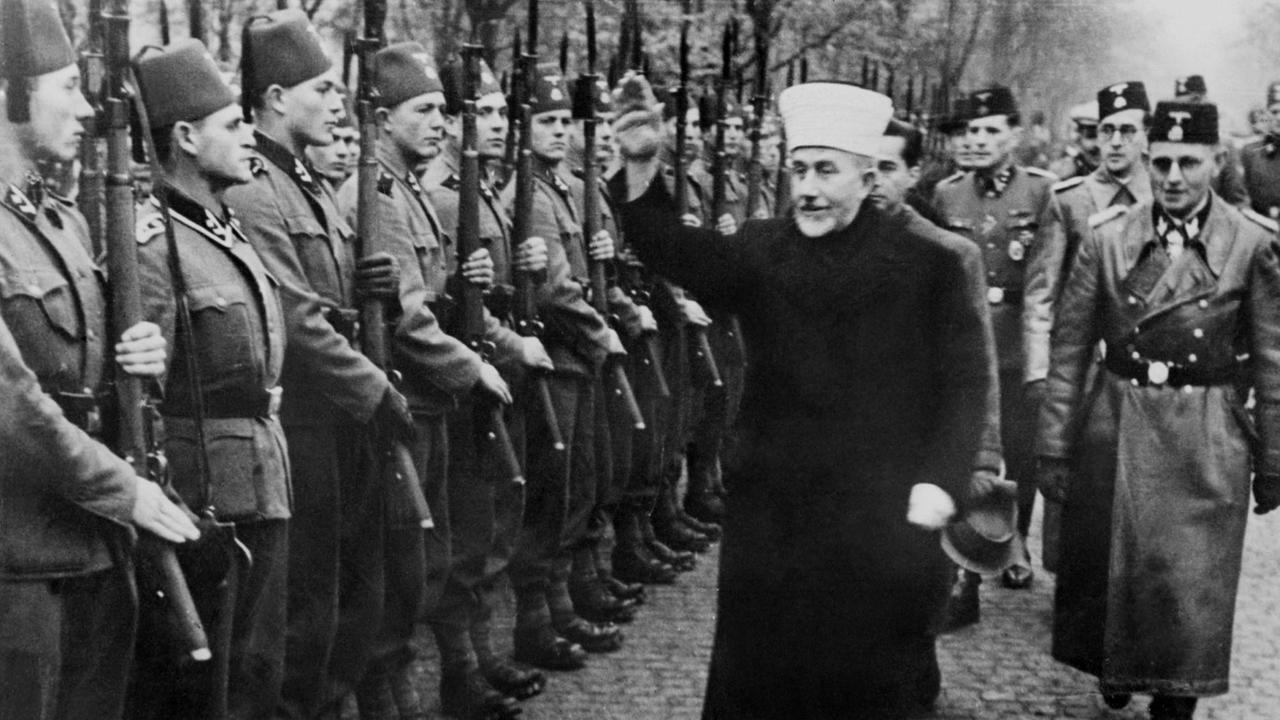 Der Großmufti von Jerusalem, Mohammad Amin Al-Husseini, besucht am 13. Januar 1944 eine bosnische Freiwilligendivision der Waffen-SS.
