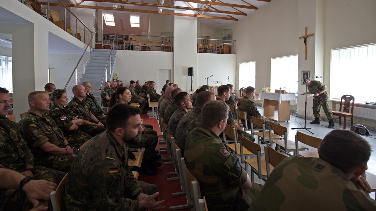 Gottesdienst in der Kaserne. Seit Anfang des Jahres ist die NATO mit einer Battle Group in Litauen präsent. Militärkaplan in dem multinationalen Corps ist der Holländer Gert-Jan van Dierendonck.