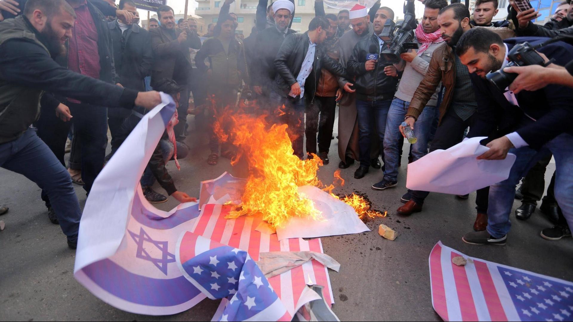 Palästinenser verbrennen am 7. Dezember 2017 israelische und US-amerikanische Flaggen im Gazastreifen