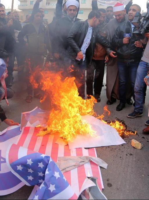 Palästinenser verbrennen am 7. Dezember 2017 israelische und US-amerikanische Flaggen im Gazastreifen