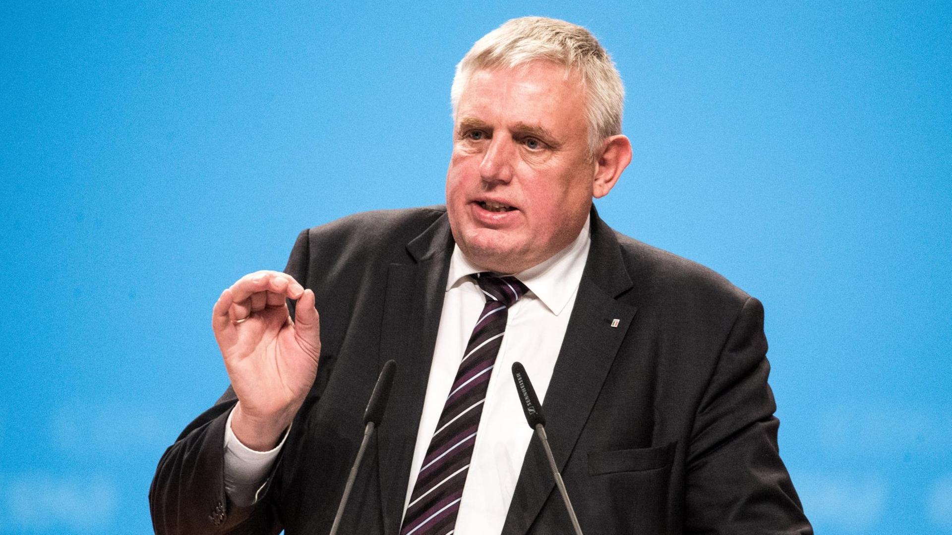 Karl-Josef Laumann spricht in Köln beim Parteitag der CDU bei der Bewerbungsrede für die weiteren Mitglieder des Präsidiums der CDU.