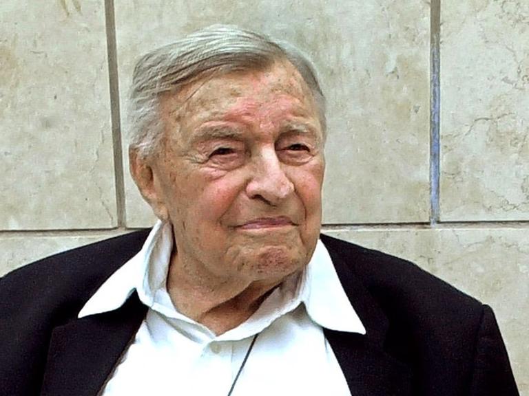 Das Archivbild vom 22.6.2003 zeigt den früheren Bürgermeister von Jerusalem, Teddy Kollek, in Jerusalem. Teddy Kollek ist im Alter von 95 Jahren gestorben