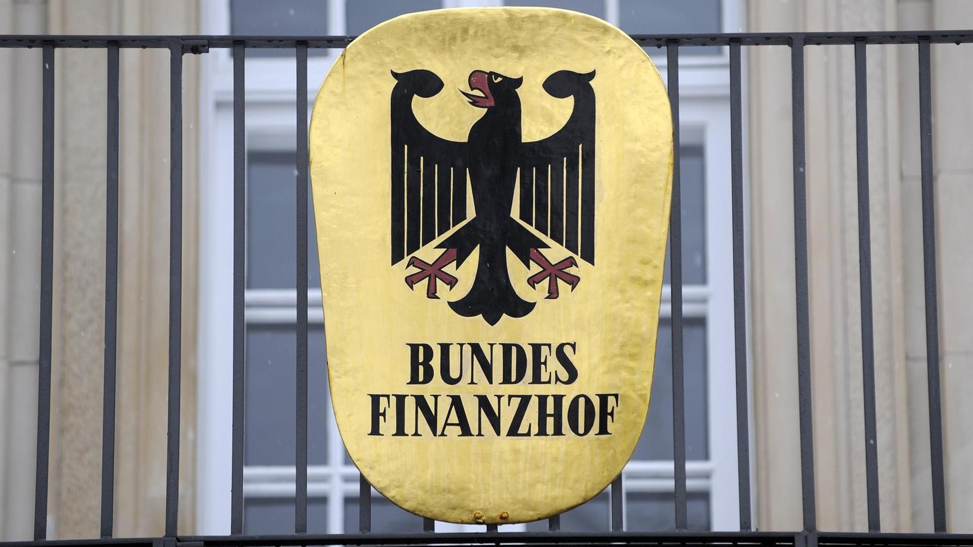 Der Bundesfinanzhof in München, ein Schild mit dem Bundesadler hängt über dem Eingang Der Bundesfinanzhof in München, ein Schild mit dem Bundesadler hängt über dem Eingang