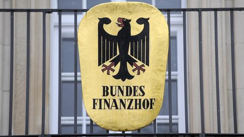 Der Bundesfinanzhof in München, ein Schild mit dem Bundesadler hängt über dem Enigang