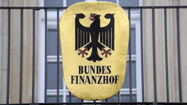 Der Bundesfinanzhof in München, ein Schild mit dem Bundesadler hängt über dem Enigang