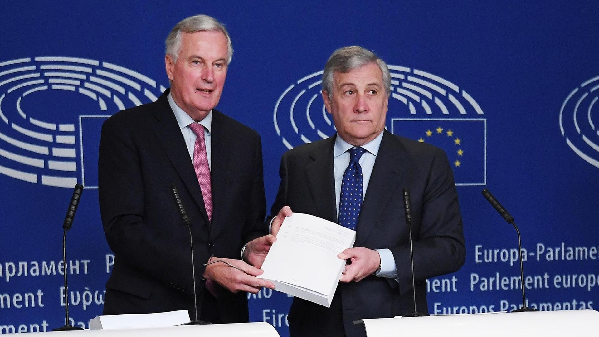 Der Brexit-Chefunterhändler der EU, Michel Barnier, und EU-Parlamentspräsident Antonio Tajani halten in Straßburg den Entwurf des Brexit-Vertrags in den Händen.
