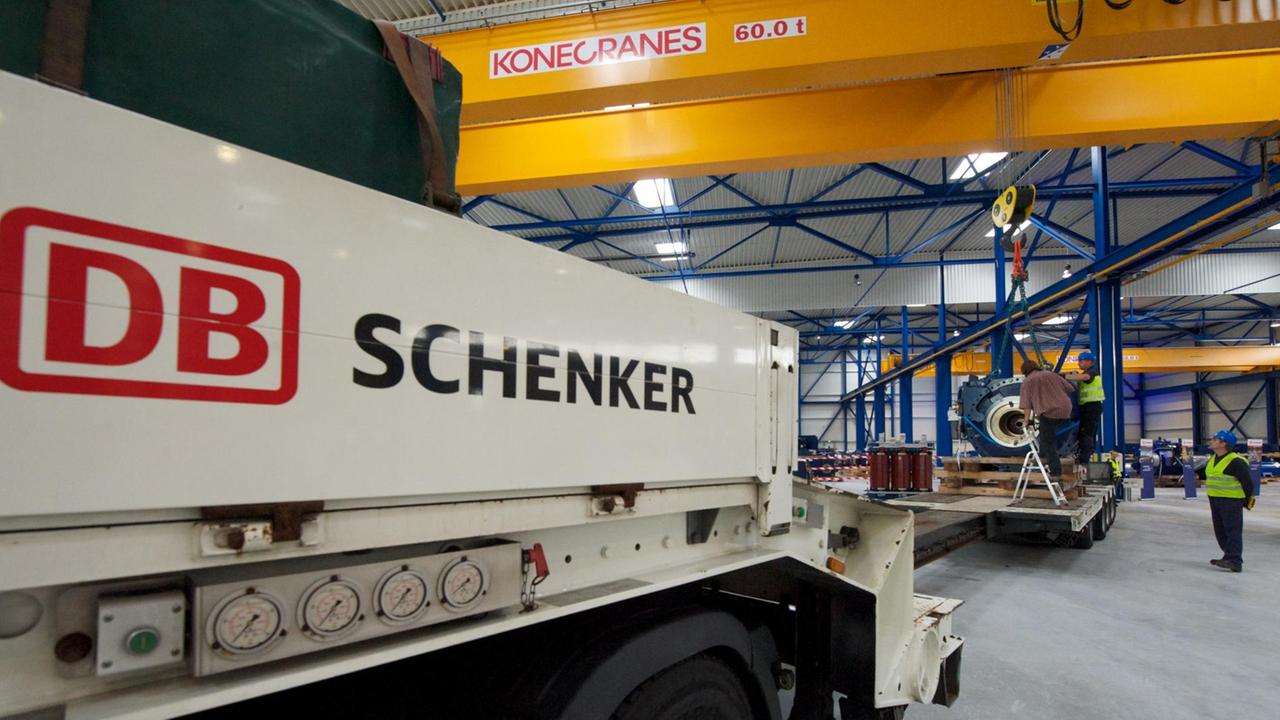 Ein Wellengetriebe einer Windkraftanlage wird in dem Logistik-Standort der Deutsche Bahn-Tochter Schenker in Mutzschen (Kreis Leipzig) entladen. Ein Wellengetriebe einer Windkraftanlage wird in dem Logistik-Standort der Deutsche Bahn-Tochter Schenker in Mutzschen (Kreis Leipzig) entladen.