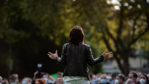 Annalena Baerbock, Kanzlerkandidatin und Bundesvorsitzende von Bündnis 90/Die Grünen, steht bei einem Wahlkampftermin der Grünen zur Bundestagswahl auf dem Podium.