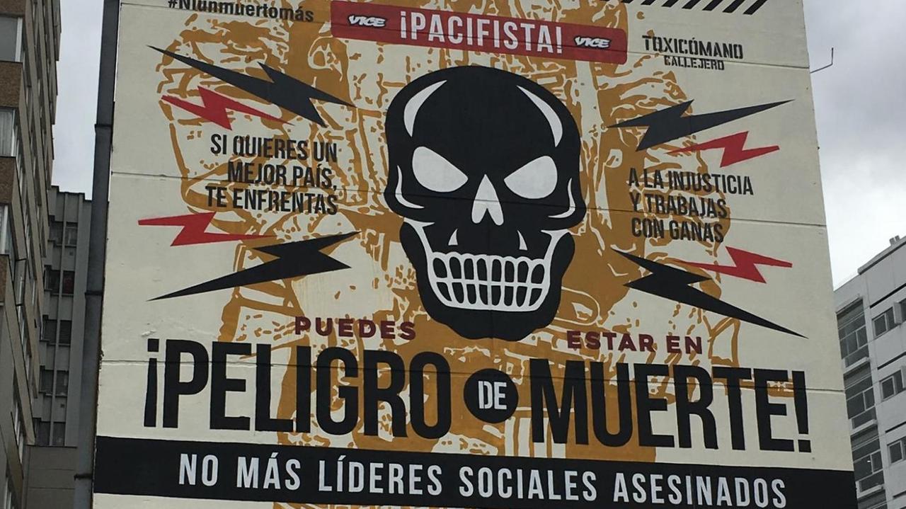 "Lebensgefahr" – Ein großes Wandgemälde in Bogotá erinnert an die zahlreichen Sozialaktivisten und Lokalpolitiker, die in den früheren FARC-Gebieten ermordet wurden.
