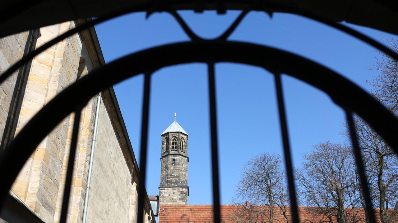 Blick durch das Tor des Predigerklosters auf den Kirchturm der Predigerkirche in Erfurt, aufgenommen im März 2015