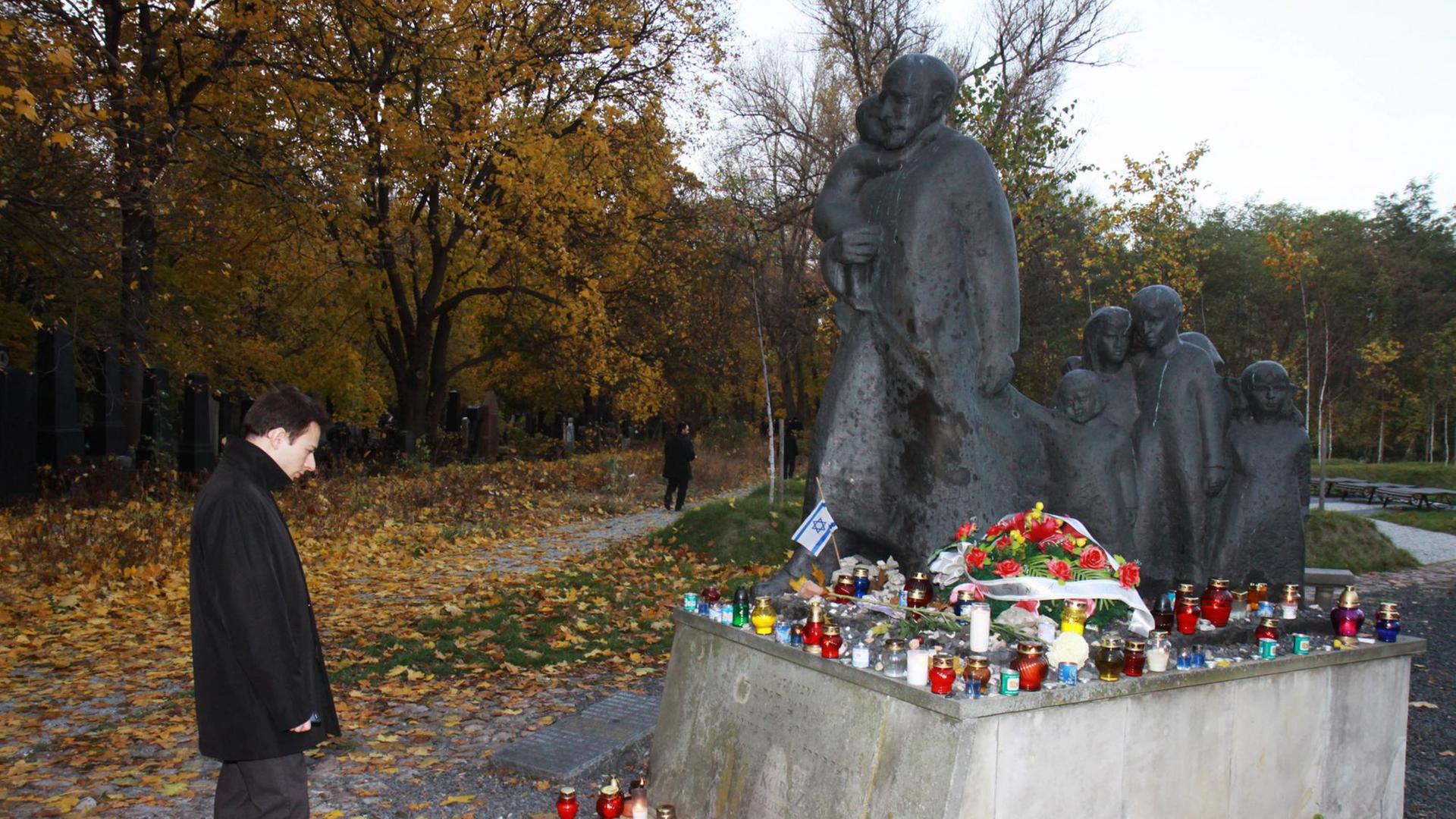 Das Janusz-Korczak-Denkmal auf dem jüdischen Friedhof in Warschau.  