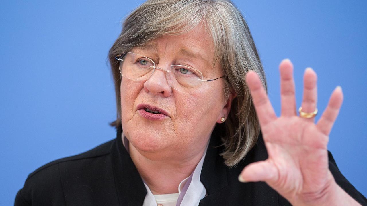 Die Bundesbeauftragte für Datenschutz, Andrea Voßhoff, gestikuliert.