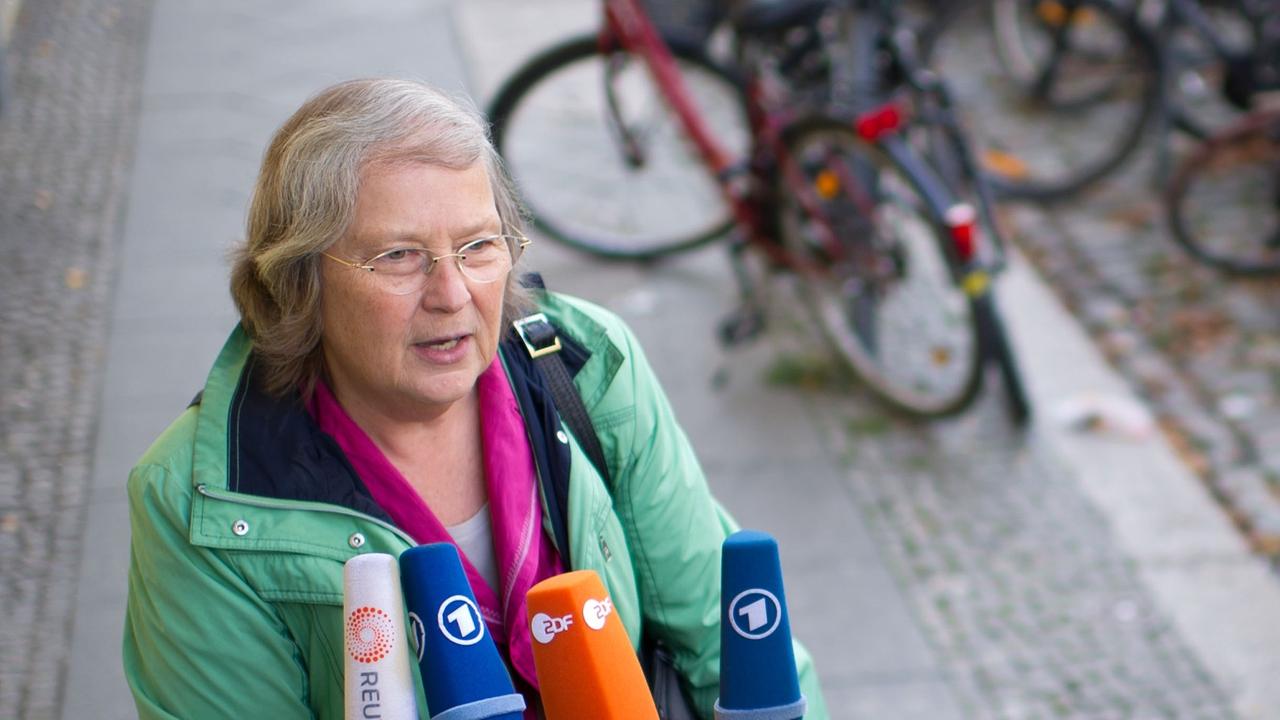Bärbel Höhn im Oktober 2013 auf dem Weg zu einer Parteiratssitzung von Bündnis 90/Die Grünen in Berlin.