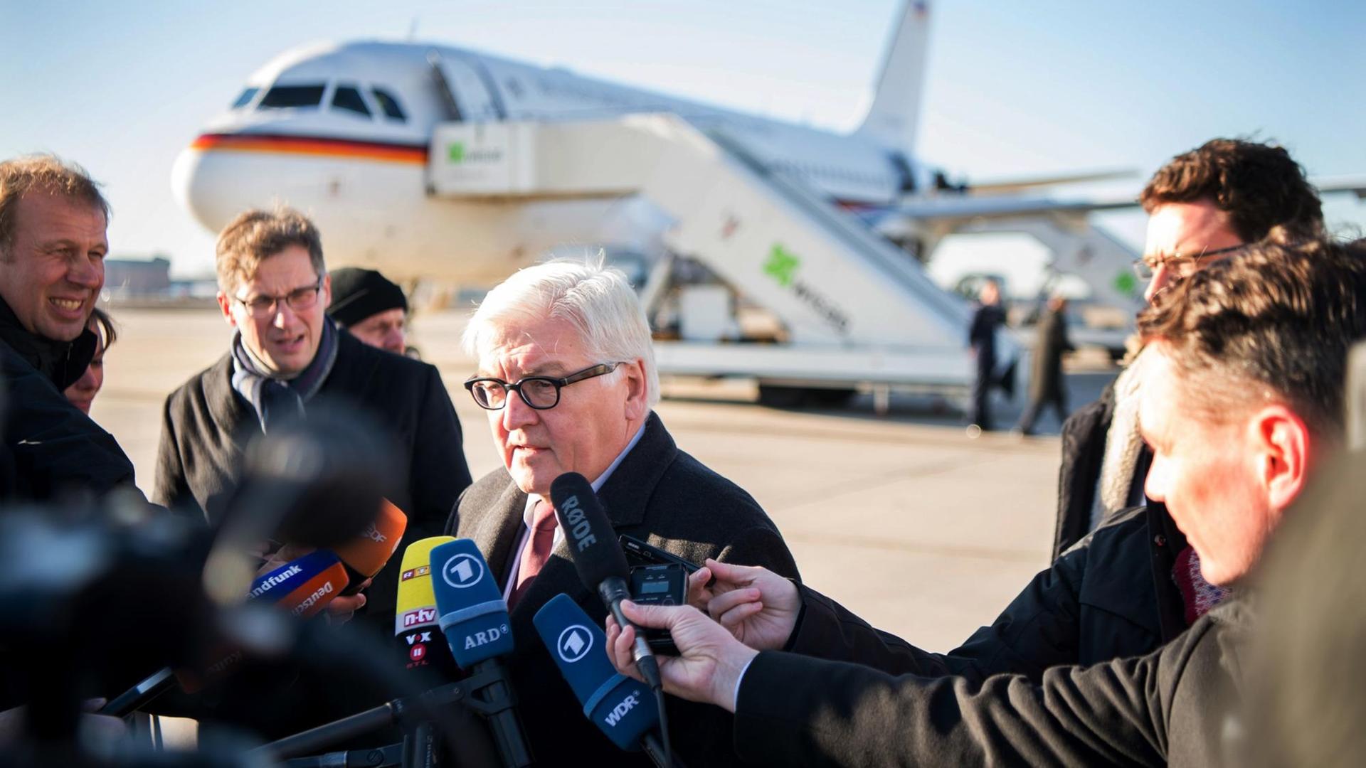 Bundesaußenminister Frank-Walter Steinmeier (SPD) wird auf dem Flughafen von Minsk voin Reportern befragt.