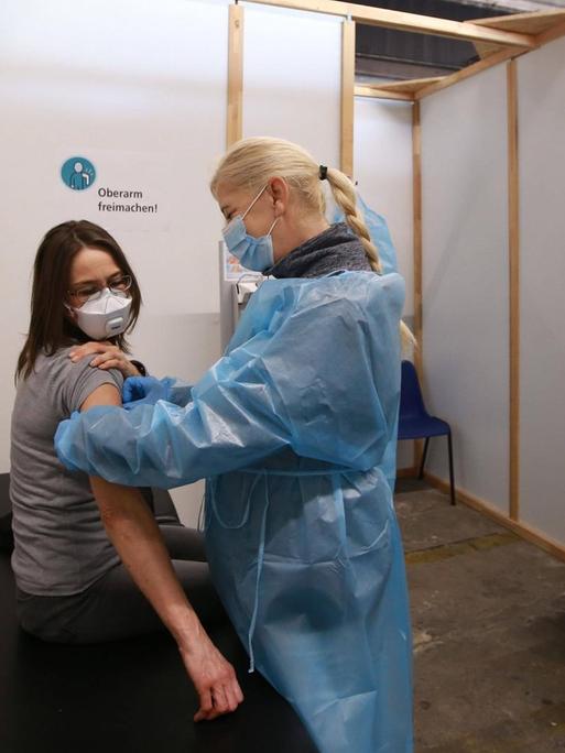 In einem Impfzentrum der Stadt Dortmund wird eine Impfung simuliert. 