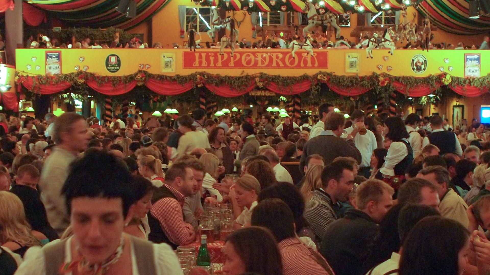 Blick in das Hippodrom-Festzelt auf dem Münchner Oktoberfest. Foto: M. C. Hurek Blick in das Hippodrom-Festzelt auf dem Münchner Oktoberfest. Foto: M. C. Hurek