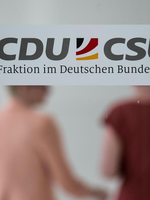 Berlin: Das gemeinsame Logo der CDU/CSU-Fraktion im Bundestag, aufgenommen im Unions-Seitenflügel vor der Fraktionssitzung der CDU/CSU Fraktion im Bundestag.