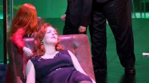  Schauspielerin Adrianne Pieczonka als Kaiserin liegend auf einem Sofa.  