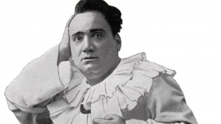 Der italienische Tenor Enrico Caruso als Clown Canio/Bajazzo in Leoncavallos Oper "I Pagliacci".
Schwarz-weiß Fotografie