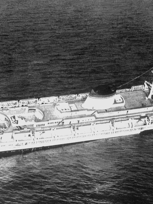 Das italienische Luxusschiff "Andrea Doria" sinkt am 26.07.1956 nach einem Zusammenstoß mit dem schwedischen Dampfer "Stockholm" vor der amerikanischen Ostküste. Über 1650 Passagiere konnten gerettet werden; 51 Menschen kamen ums Leben. Aufnahme vom 26.07.1956. (Achtung: Die Angaben zur Zahl der Toten bei dem Zusammenstoß der «Andrea Doria» und der «Stockholm» schwanken. In einigen Quellen wird von insgesamt 46 Toten berichtet andere sprechen von 46 Toten auf der «Andrea Doria» und fünf auf der «Stockholm».)