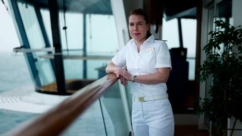 Kapitänin Nicole Langosch an Bord eines Kreuzfahrtschiffes.