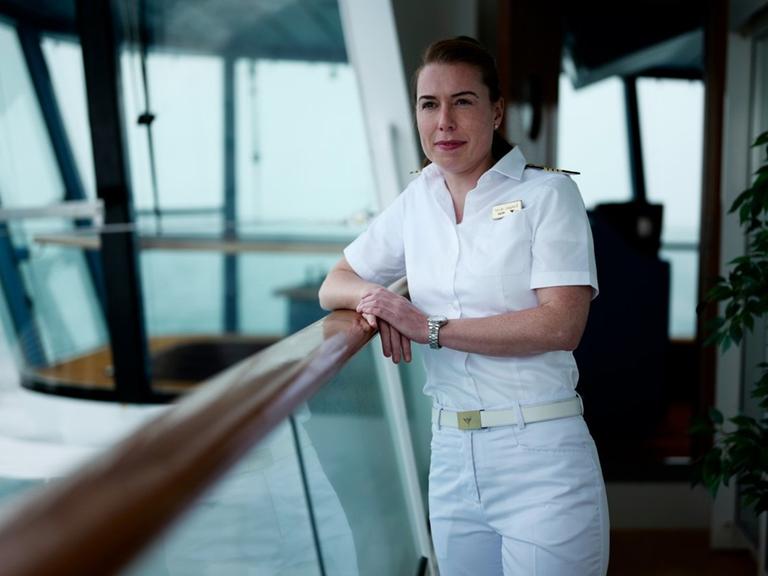 Kapitänin Nicole Langosch an Bord eines Kreuzfahrtschiffes.