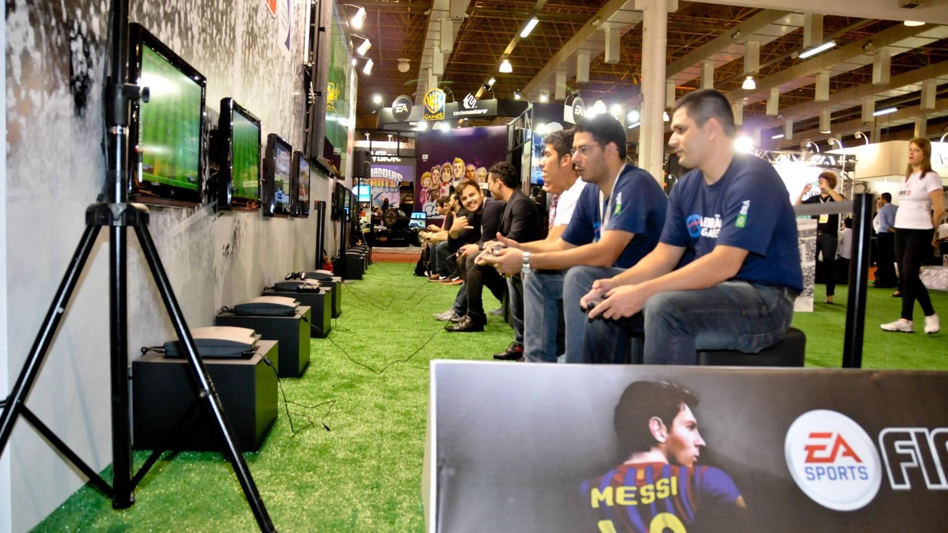 FIFA-E-Sports-Spieler auf der Computermesse in Sao Paulo, Brasilien
