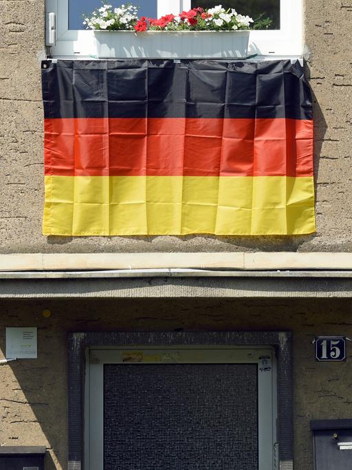 Fotografiert vor der Fußball-EM im Juni 2016: Deutschlandfahnen schmücken den Eingang zu einem Haus.