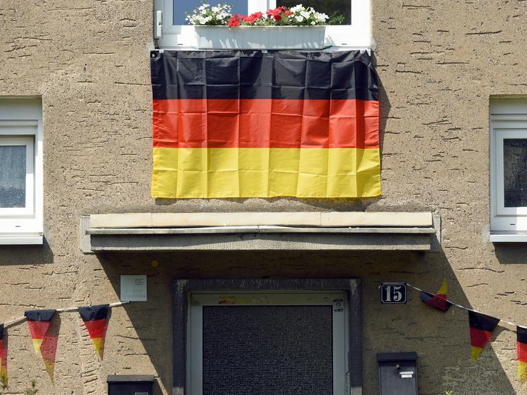 Fotografiert vor der Fußball-EM im Juni 2016: Deutschlandfahnen schmücken den Eingang zu einem Haus.