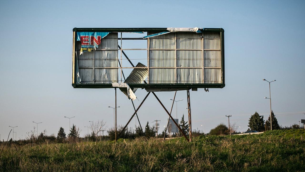 Eine leere Werbefläche in einem Vorort von Thessaloniki in Griechenland. 