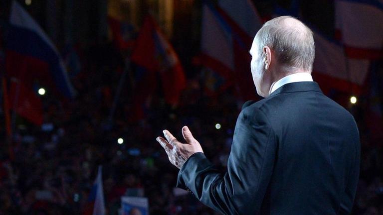 Wladimir Putin im Wahlkampf auf dem Nakhimova-Platz in Sewastopol auf der Krim