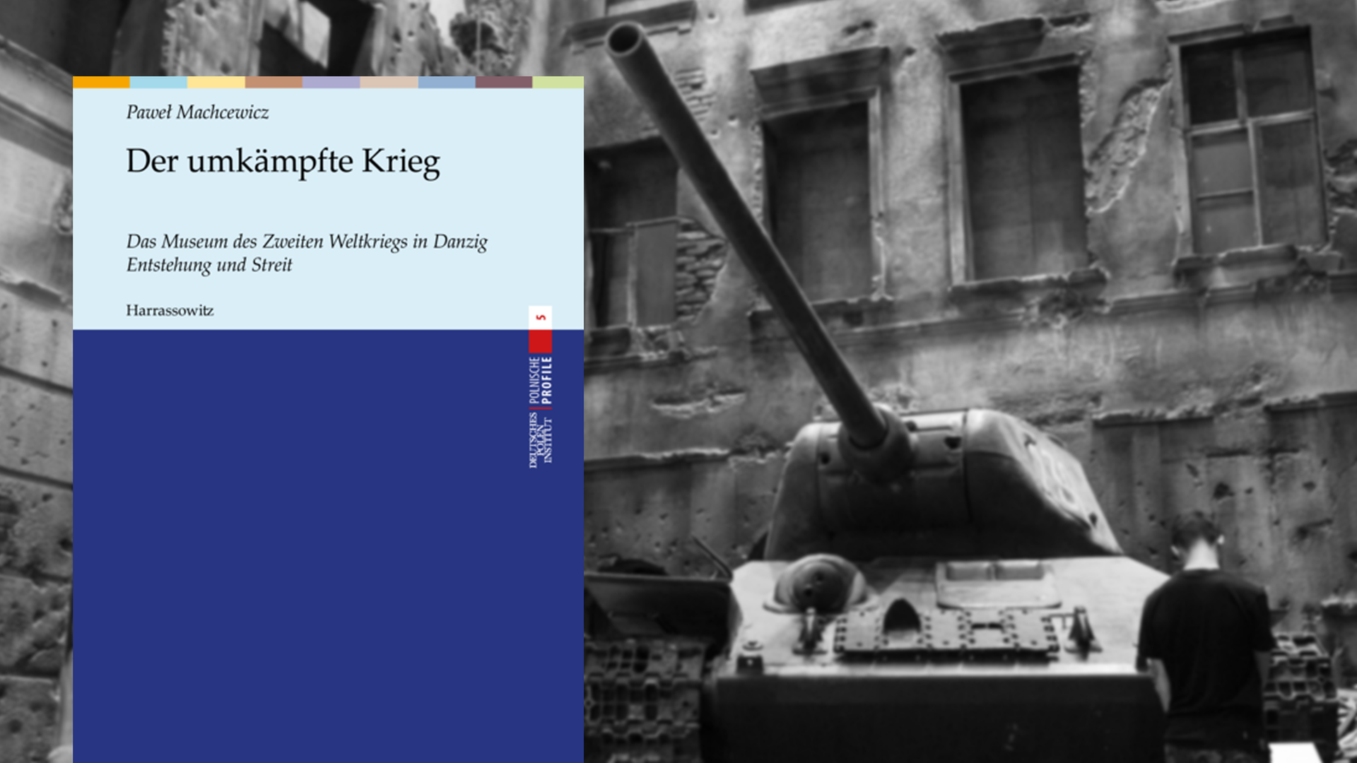 Cover von "Der umkämpfte Krieg", im Hintergrund ist eine Installation mit Panzer im Museum Zweiter Weltkrieg in Danzig zu sehen