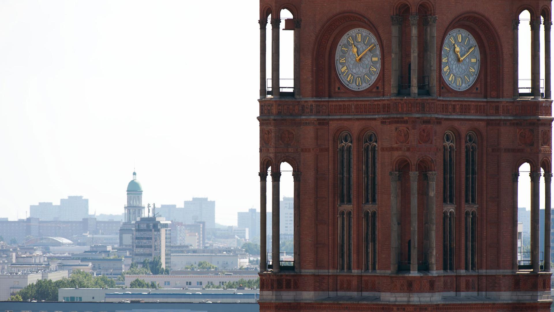 Der Turm mit den Uhren des Roten Rathauses in Berlin, im Hintergrund links einer der Türme am Frankfurter Tor, aufgenommen am 23.07.2014.