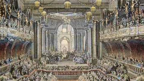 Farb-Stich von Cochin Charles Nicolas eines festlichen Comédie Ballets von Jean-Philippe Rameau in Versailles, mit Tänzern in zeitgenössischen Kostümen und dem Orchester davor im Orchestergraben. Anlass war die Hochzeit von Louis Dauphin von Frankreich mit Marie Therese auch Spanien 1745