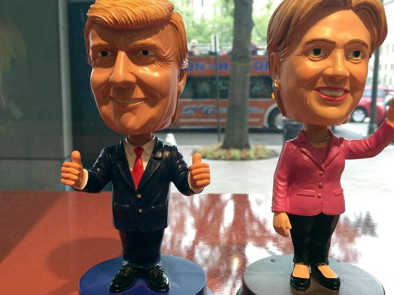 Der US-Vorwahlkampf treibt seltsame Blüten: Puppen der Kandidaten Hillary Clinton und Donald Trump.