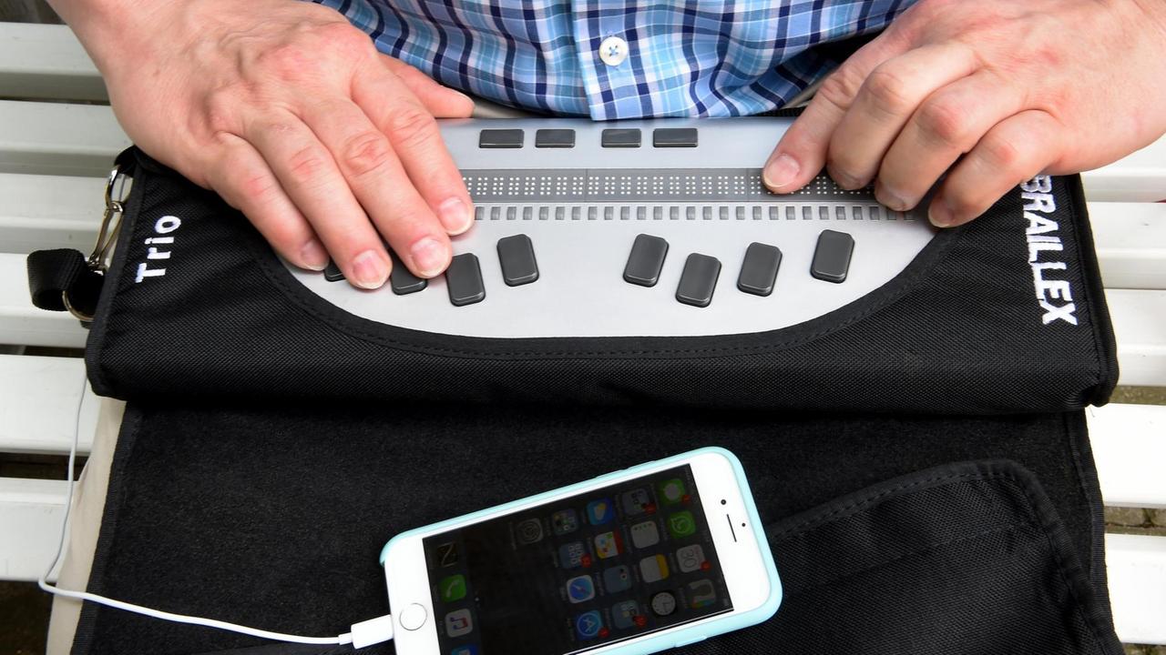 Mit einer Braillezeile und einem Smartphone, mit Kopfhörern verbunden, arbeitet Thomas Kahlisch, Präsidiumsmitglied des Deutschen Blinden- und Sehbehindertenverbandes (DBSV), am 30.05.2017 in Hannover (Niedersachsen).
