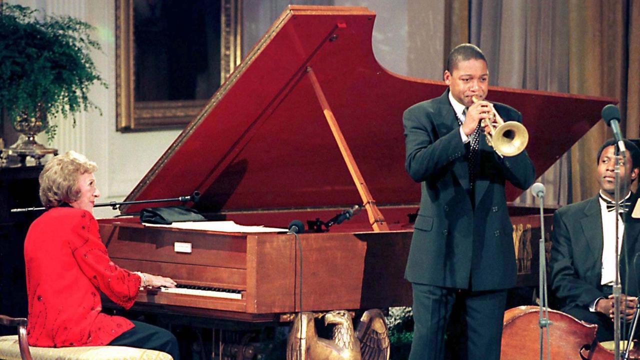 Die amerikanische Jazz-Pianistin Marian McPartland und ihr Kollege Wynton Marsalis am 18.9.1998  im Weißen Haus in Washington