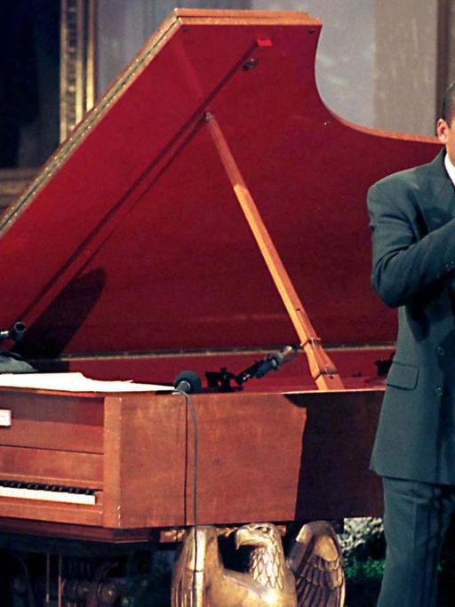 Die Jazz-Pianistin Marian McPartland mit ihrem Kollegen Wynton Marsalis am 18.9.1998 im Weißen Haus in Washington (v.l.n.r.)