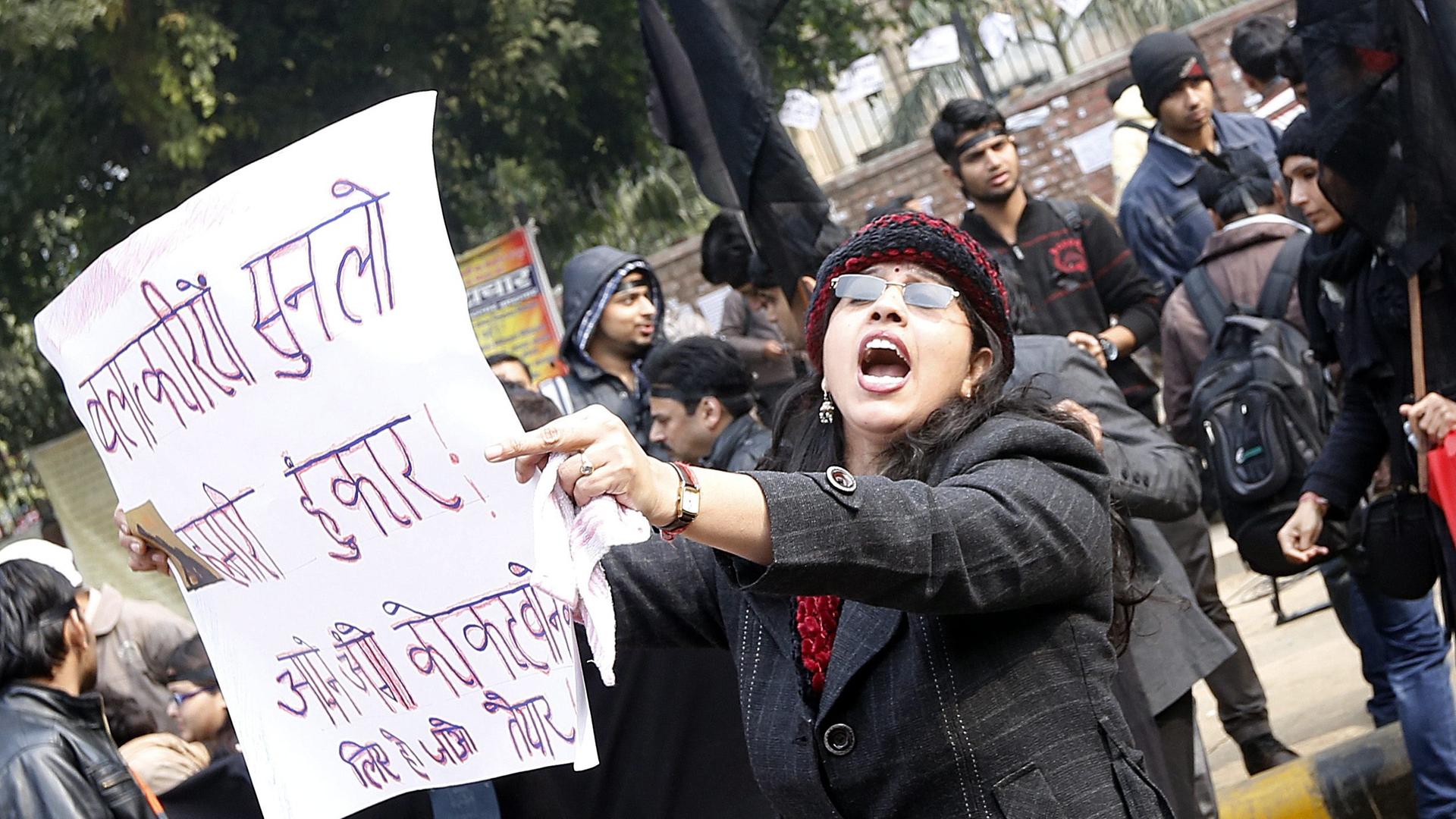 Menschen in Indien fordern eine gerechte Strafe für die Täter. (Bild: picture alliance / dpa / Harish Tyagi)