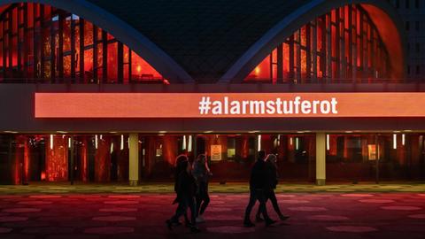 Dortmund, 14.11.2020: Das wegen der Coronakrise geschlossene Theater Dortmund erleuchtet in roten Farben. Damit schließt es sich dem Aktionsbündnis alarmstuferot an, das auf die Not der Spielstäten hinweist.