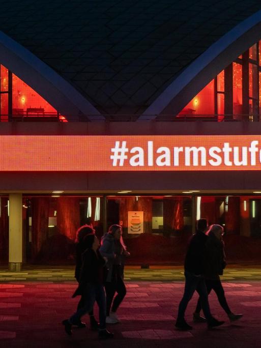 Dortmund, 14.11.2020: Das wegen der Coronakrise geschlossene Theater Dortmund erleuchtet in roten Farben. Damit schließt es sich dem Aktionsbündnis alarmstuferot an, das auf die Not der Spielstäten hinweist.