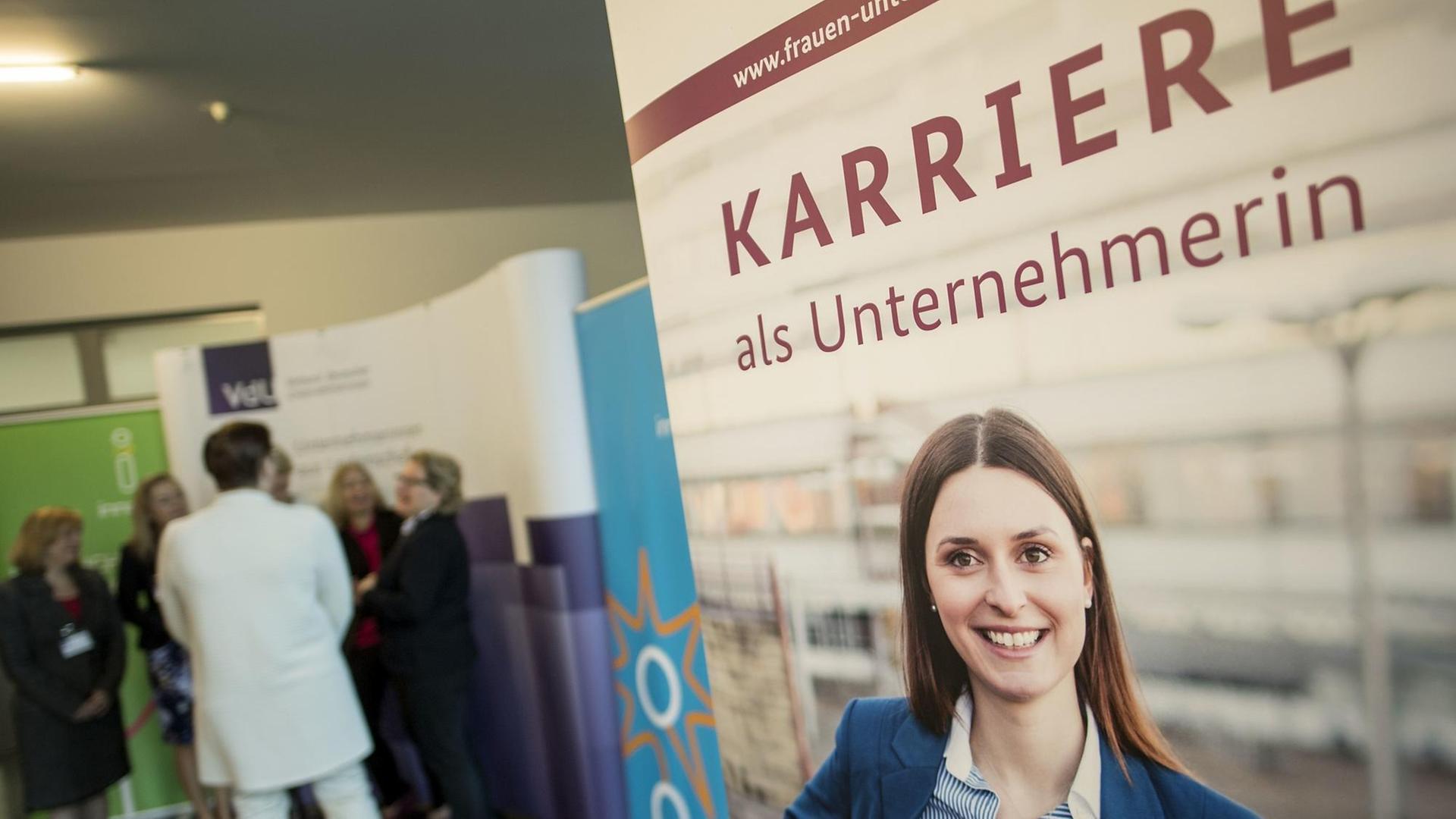 Ein Plakat des Verbands deutscher Unternehmerinnen (VdU) wirbt auf dem MINTsummit - Women in Leadership in Mülheim an der Ruhr für eine "Karriere als Unternehmerin".