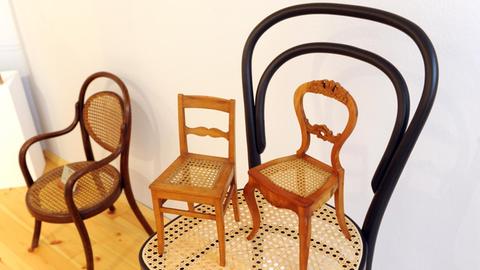 Im Deutschen Stuhlbaumuseum im sächsischen Rabenau stehen am Donnerstag (03.12.2009) historische Musterstühle im Maßstab 1:5 auf einem Thonet-Stuhl. Die Exponate gehören zur Sonderausstellung "Bugholz - Revolution im Stuhlbau", die noch bis Februar 2010 das von Michael Thonet entwickelte Biegen von Holz erläutert. Das Museum zeigt in seiner Dauerausstellung Werkzeuge, Produkte und Muster aus der 400 jährigen Geschichte der Stuhlherstellung vor den Toren Dresdens. Rabenau gilt als älteste Stuhlbauerstadt Deutschlands. Foto: Matthias Hiekel