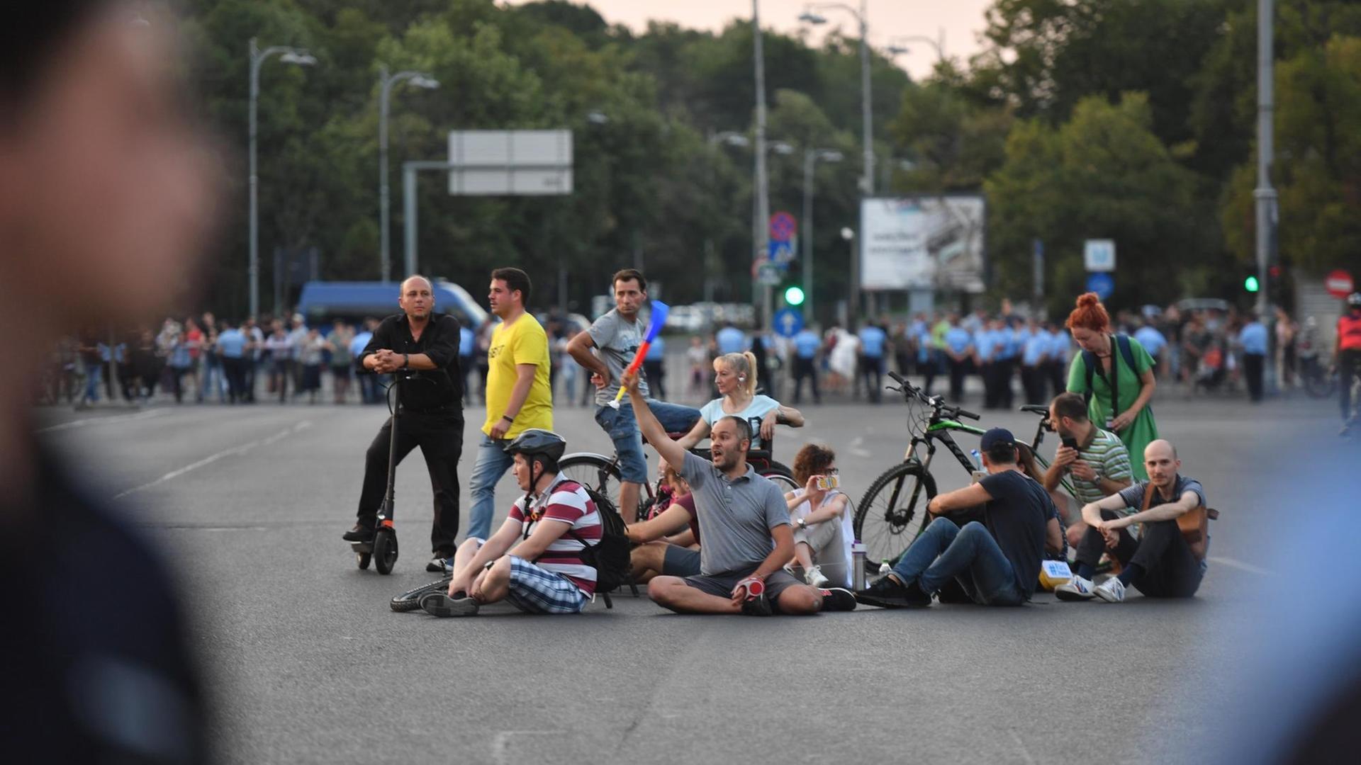Am 4. Juli 2018 protestieren die Menschen vor dem rumänischen Regierungssitz in Bukarest.