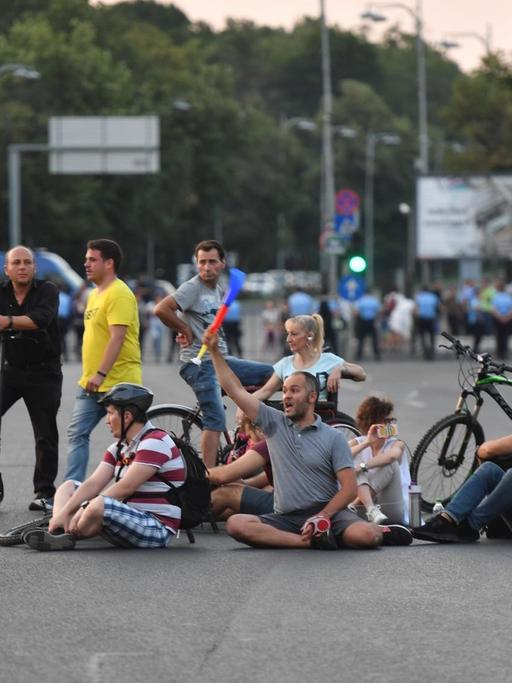 Am 4. Juli 2018 protestieren die Menschen vor dem rumänischen Regierungssitz in Bukarest.