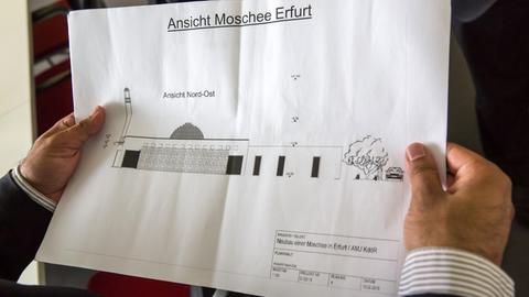 Ahmadiyya-Gemeindesprecher Suleman Malik zeigt am 22.06.2016 am Rande des Besuchs des Alfa-Bundesvorsitzender Bernd Lucke eine Ansicht des geplanten Moschee-Neubaus in Erfurt (Thüringen)