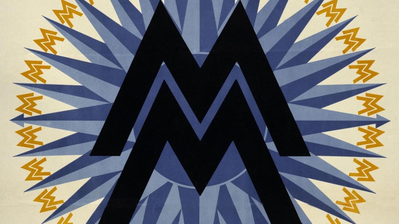 Ein Farbdruck zdas Logo der Leipziger Buchmesse von 1947: zwei ineinander verschränkten Lettern "M" über einem vielzackigen blauen Stern inmitten einer aus kleinen goldenen Kronen gebildeten Corona darunter der Schriftzug: "LEIPZIGER MESSE / 4. BIS 9. MAeRZ 1947"