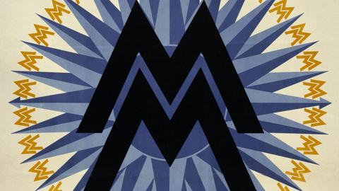 Ein Farbdruck zdas Logo der Leipziger Buchmesse von 1947: zwei ineinander verschränkten Lettern "M" über einem vielzackigen blauen Stern inmitten einer aus kleinen goldenen Kronen gebildeten Corona darunter der Schriftzug: "LEIPZIGER MESSE / 4. BIS 9. MAeRZ 1947"